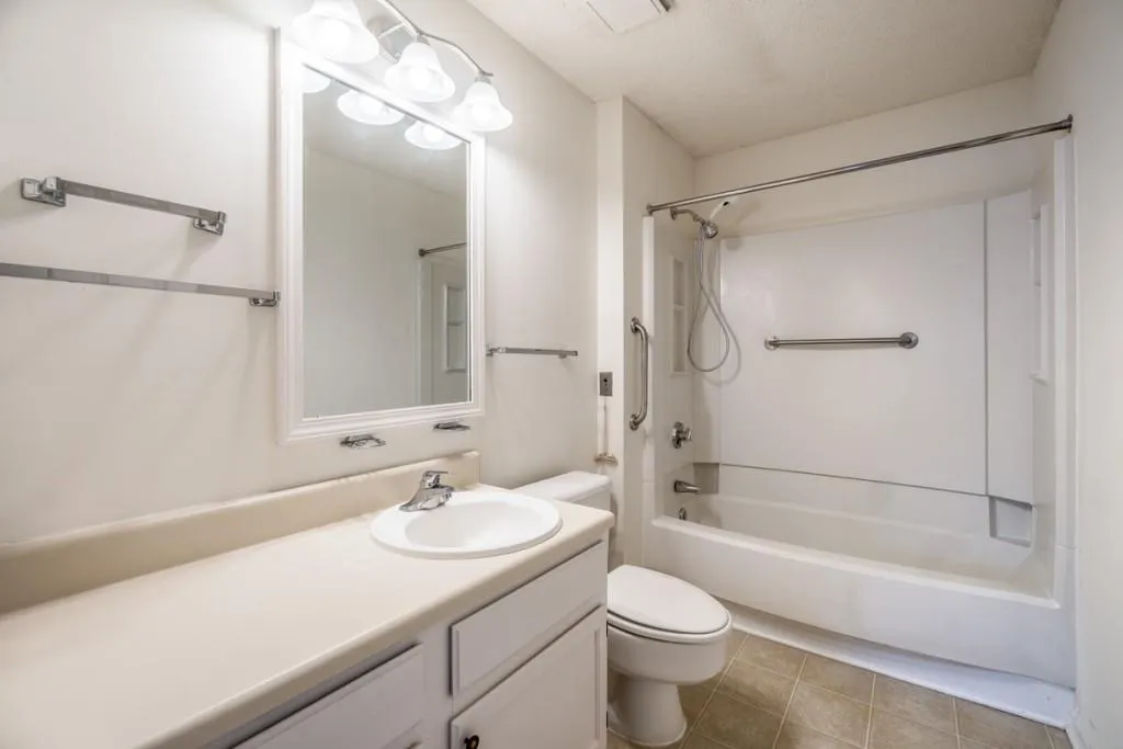 300 Johnson Ferry Road Ne Unit B113, Atlanta, Georgia 30328, 2 Bedrooms Bedrooms, ,2 BathroomsBathrooms,Residential,Sold,300 Johnson Ferry Road Ne Unit B113,5883543