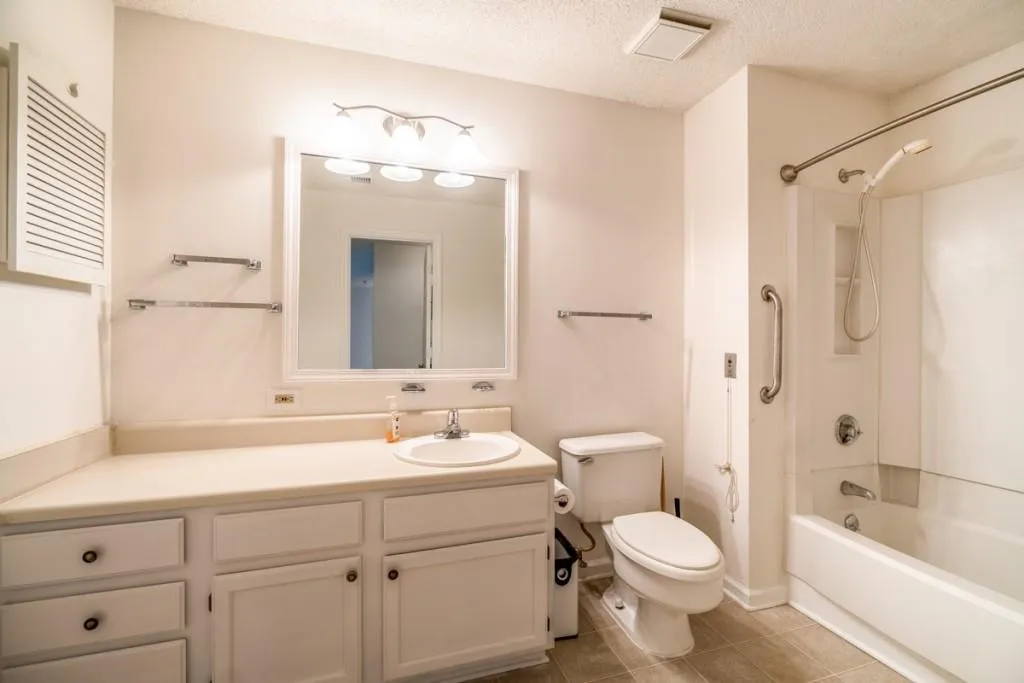 300 Johnson Ferry Road Ne Unit B113, Atlanta, Georgia 30328, 2 Bedrooms Bedrooms, ,2 BathroomsBathrooms,Residential,Sold,300 Johnson Ferry Road Ne Unit B113,5883543