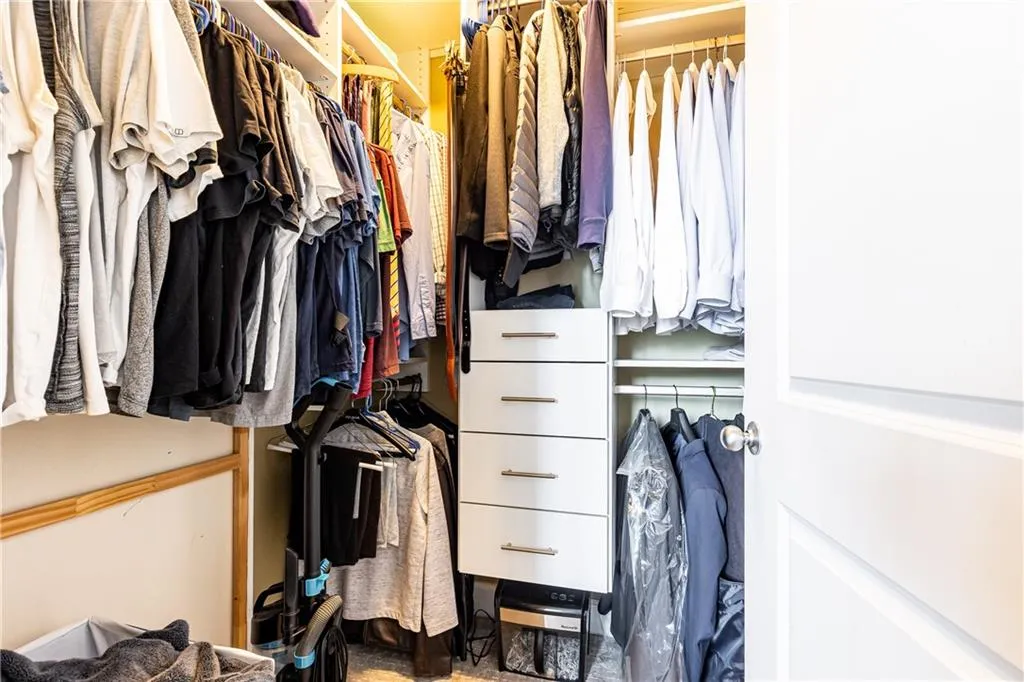 Custom closet system