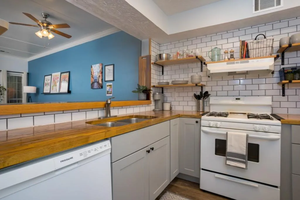 906 Wedgewood Way, Sandy Springs, Georgia 30350, 2 Bedrooms Bedrooms, ,2 BathroomsBathrooms,Residential,Sold,906 Wedgewood Way,7076295