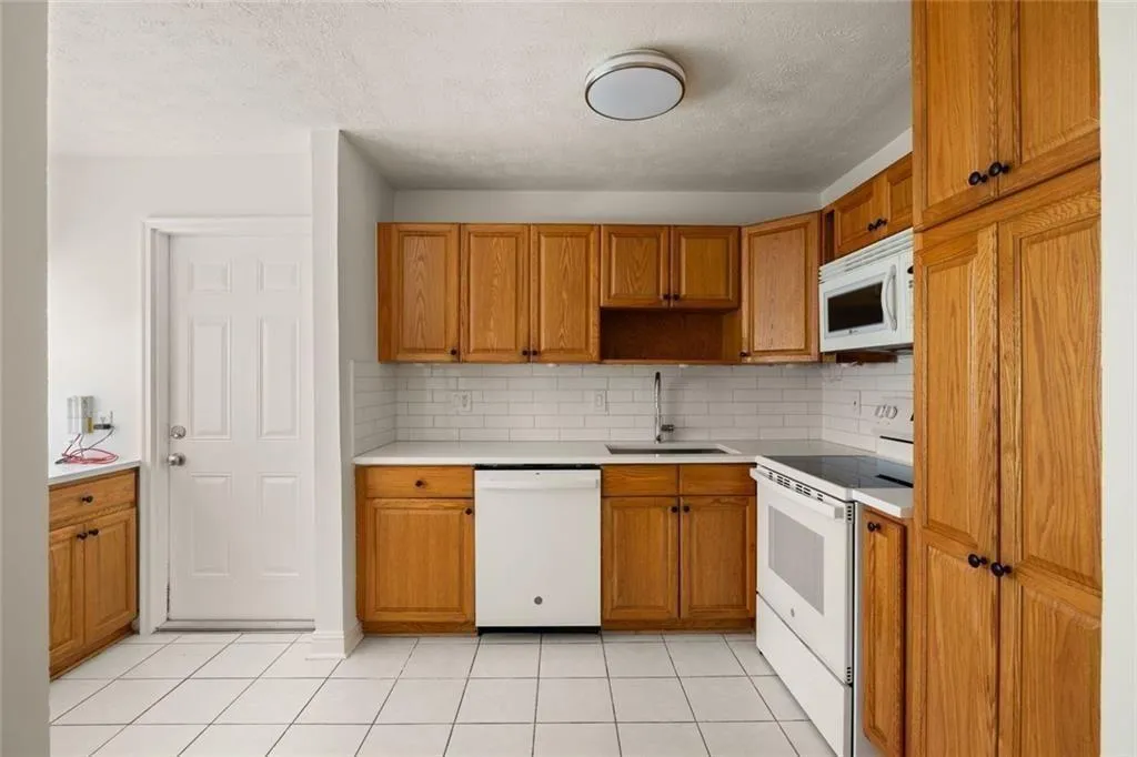 2941 Caldwell Road Ne Unit B4, Brookhaven, Georgia 30319, 2 Bedrooms Bedrooms, 0 ,1 BathroomBathrooms,Residential,For Sale,2941 Caldwell Road Ne Unit B4,7714940