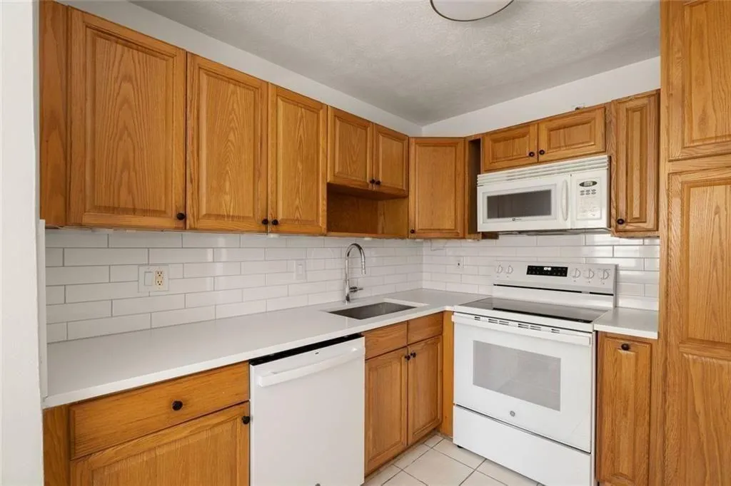 2941 Caldwell Road Ne Unit B4, Brookhaven, Georgia 30319, 2 Bedrooms Bedrooms, 0 ,1 BathroomBathrooms,Residential,For Sale,2941 Caldwell Road Ne Unit B4,7714940
