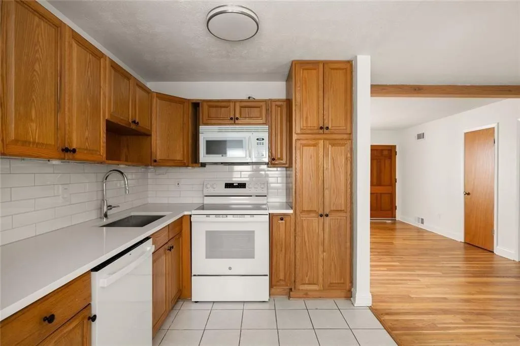 2941 Caldwell Road Ne Unit B4, Brookhaven, Georgia 30319, 2 Bedrooms Bedrooms, 0 ,1 BathroomBathrooms,Residential,For Sale,2941 Caldwell Road Ne Unit B4,7714940