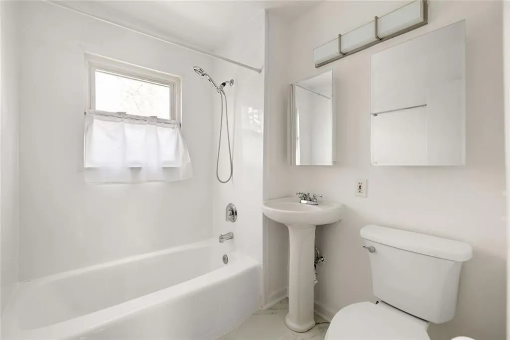 2941 Caldwell Road Ne Unit B4, Brookhaven, Georgia 30319, 2 Bedrooms Bedrooms, 0 ,1 BathroomBathrooms,Residential,For Sale,2941 Caldwell Road Ne Unit B4,7714940