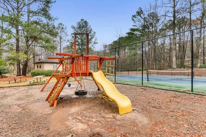 9400 Roberts Drive Unit 4e, Sandy Springs, Georgia 30350, 2 Bedrooms Bedrooms, ,2 BathroomsBathrooms,Residential,Sold,9400 Roberts Drive Unit 4e,6511711