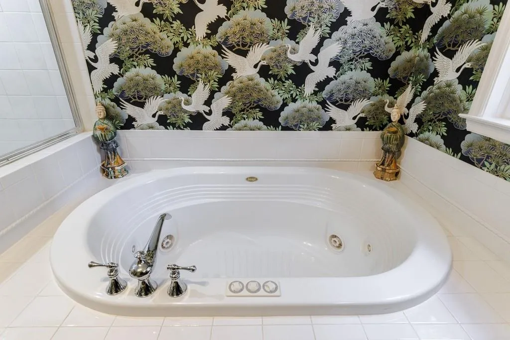 First Floor Guest suite jetted tub