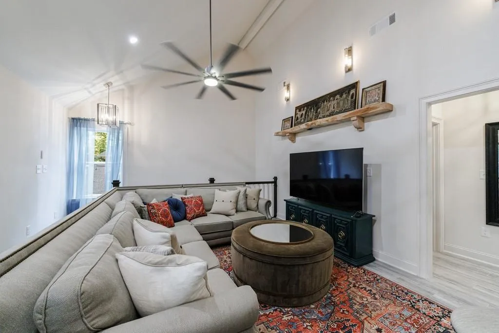 GARAGE APARTMENT LIVING ROOM