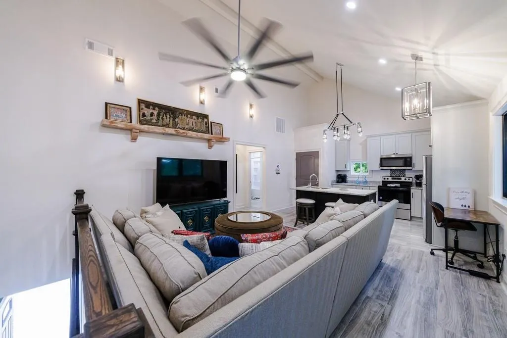GARAGE APARTMENT LIVING ROOM ENTRANCE