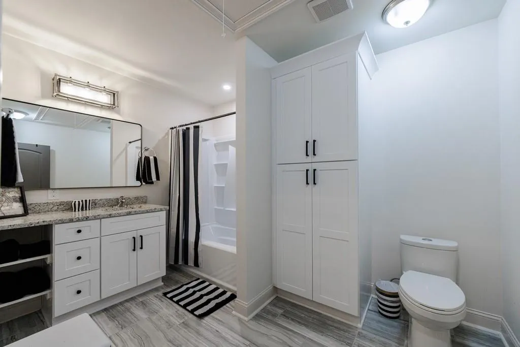 GARAGE APARTMENT BATH