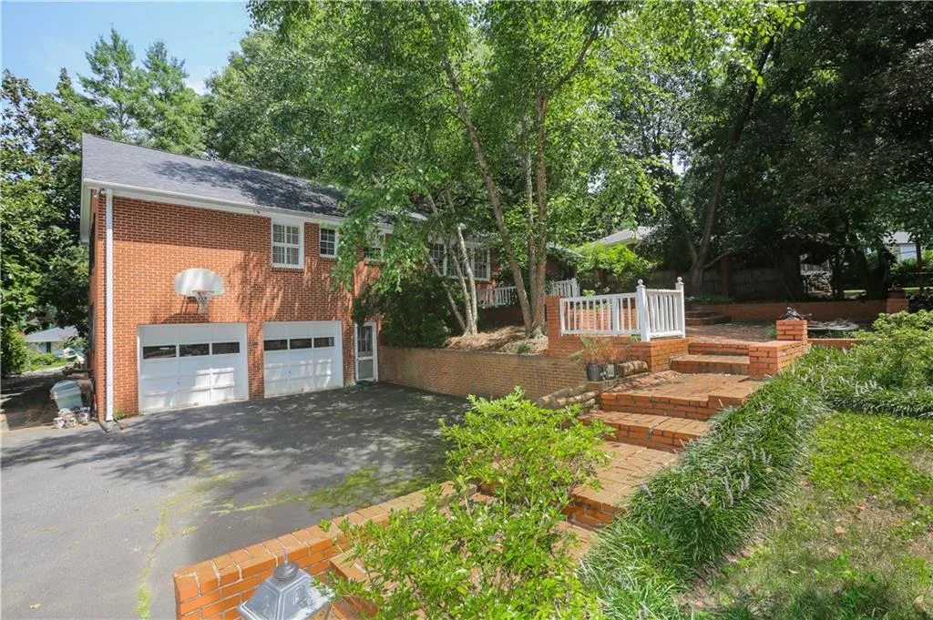 730 Starlight Drive, Sandy Springs, Georgia 30342, 3 Bedrooms Bedrooms, ,3 BathroomsBathrooms,Residential,Sold,730 Starlight Drive,6059043