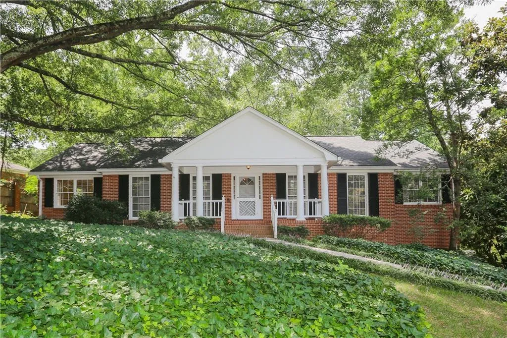 730 Starlight Drive, Sandy Springs, Georgia 30342, 3 Bedrooms Bedrooms, ,3 BathroomsBathrooms,Residential,Sold,730 Starlight Drive,6059043