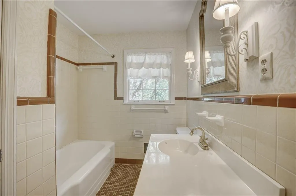 730 Starlight Drive, Sandy Springs, Georgia 30342, 3 Bedrooms Bedrooms, ,3 BathroomsBathrooms,Residential,Sold,730 Starlight Drive,6059043