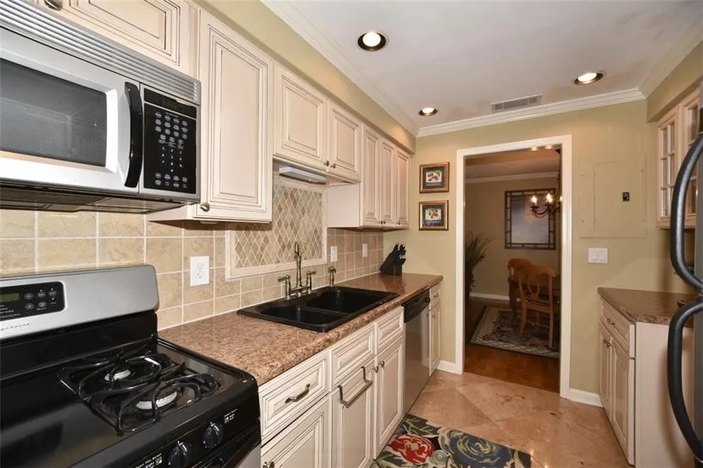6851 Roswell Road Unit O-32, Atlanta, Georgia 30328, 3 Bedrooms Bedrooms, ,2 BathroomsBathrooms,Residential,Sold,6851 Roswell Road Unit O-32,5761050