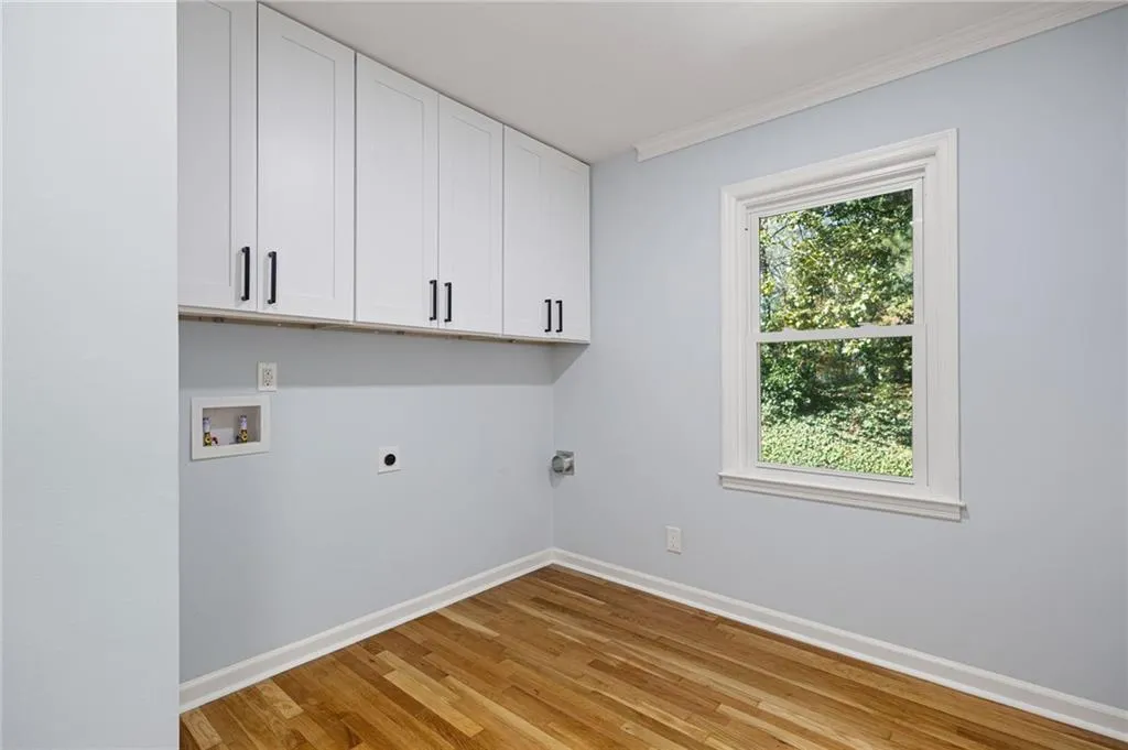 380 Thornwood Drive, Atlanta, Georgia 30328, 4 Bedrooms Bedrooms, ,3 BathroomsBathrooms,Residential,For Sale,380 Thornwood Drive,7664813
