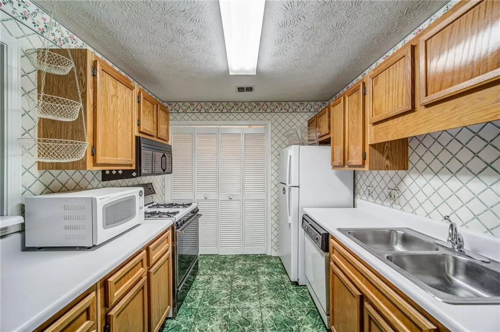 408 Gettysburg Place, Sandy Springs, Georgia 30350, 2 Bedrooms Bedrooms, ,2 BathroomsBathrooms,Residential,Sold,408 Gettysburg Place,6776080