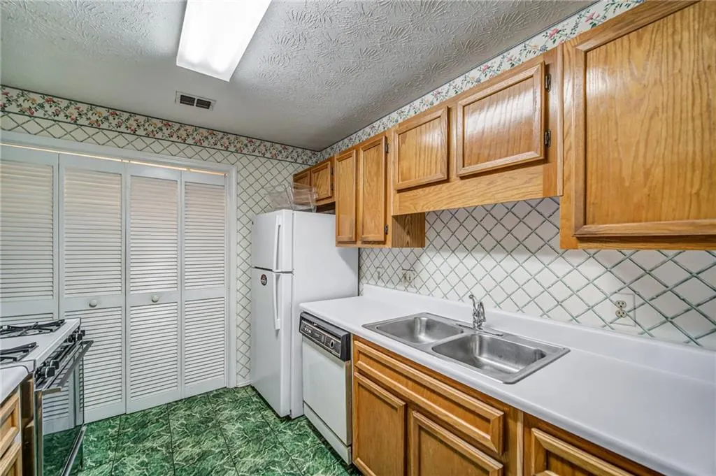 408 Gettysburg Place, Sandy Springs, Georgia 30350, 2 Bedrooms Bedrooms, ,2 BathroomsBathrooms,Residential,Sold,408 Gettysburg Place,6776080