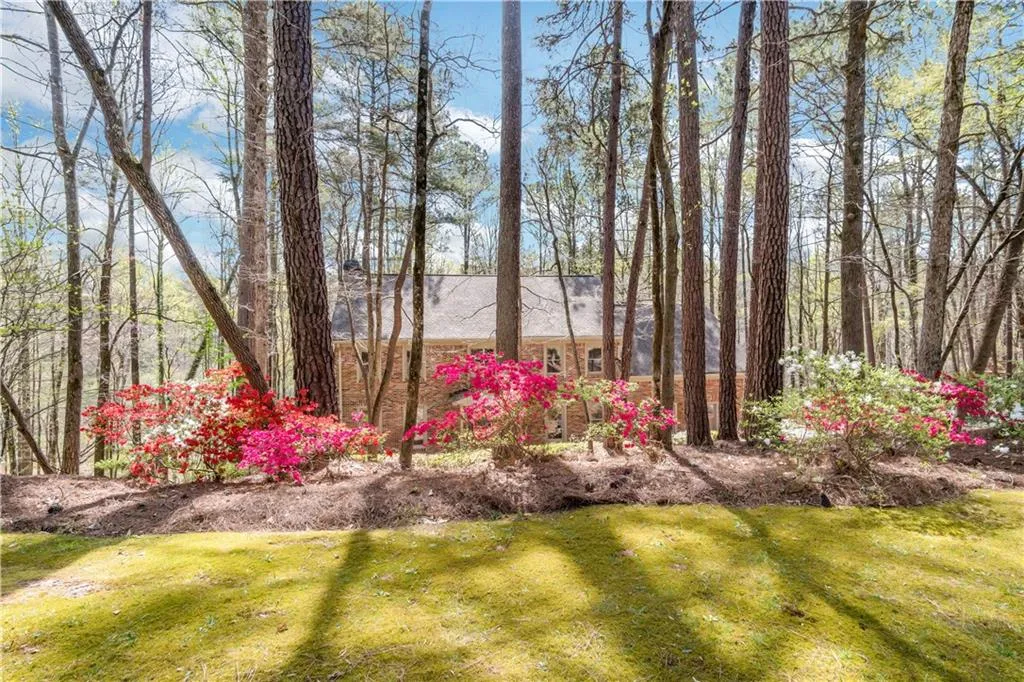 9755 Huntcliff Trace, Sandy Springs, Georgia 30350, 6 Bedrooms Bedrooms, ,5 BathroomsBathrooms,Residential,Sold,9755 Huntcliff Trace,6699936