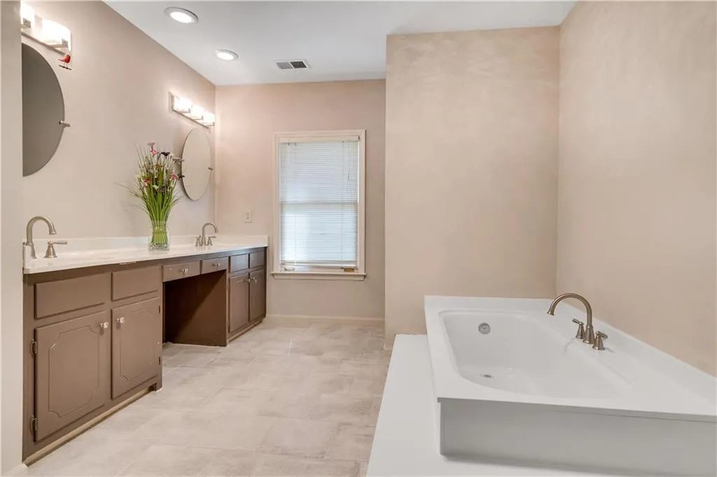 9755 Huntcliff Trace, Sandy Springs, Georgia 30350, 6 Bedrooms Bedrooms, ,5 BathroomsBathrooms,Residential,Sold,9755 Huntcliff Trace,6699936