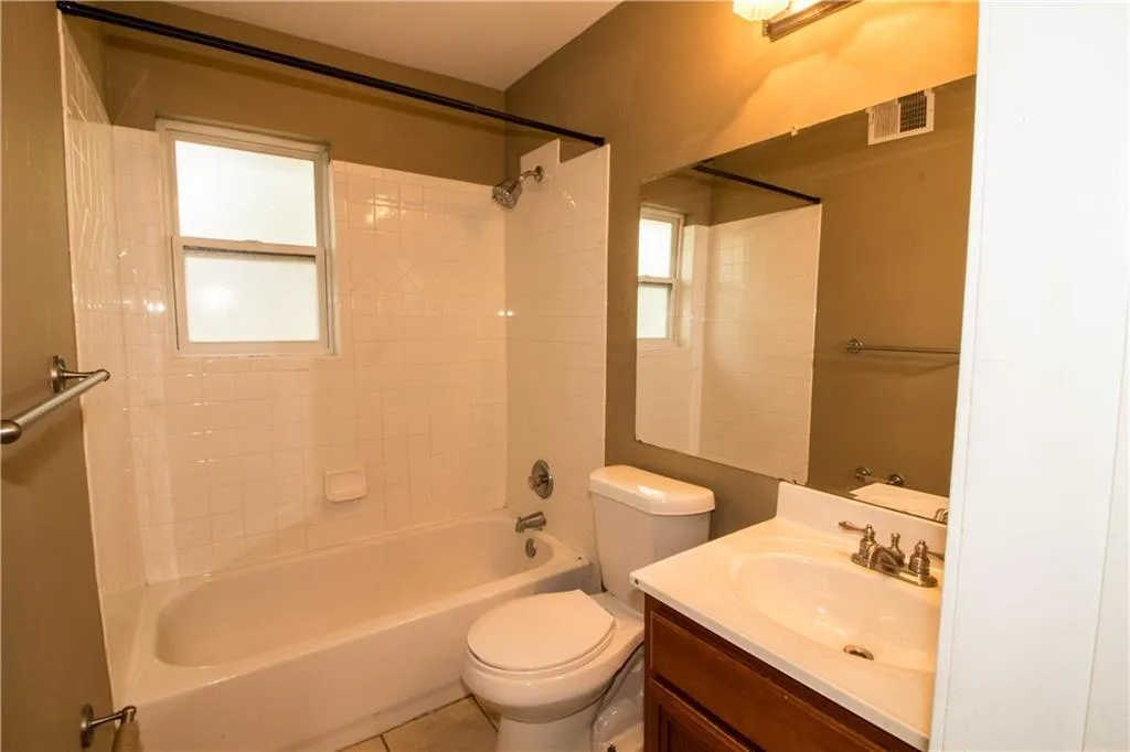 6940 Roswell Road Unit 8c, Atlanta, Georgia 30328, 2 Bedrooms Bedrooms, ,1 BathroomBathrooms,Residential,Sold,6940 Roswell Road Unit 8c,5846406