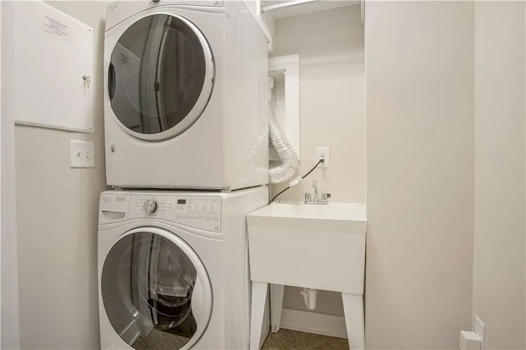 6715 Cadence Boulevard, Atlanta, Georgia 30328, 1 Bedroom Bedrooms, ,1 BathroomBathrooms,Residential,Sold,6715 Cadence Boulevard,6849327