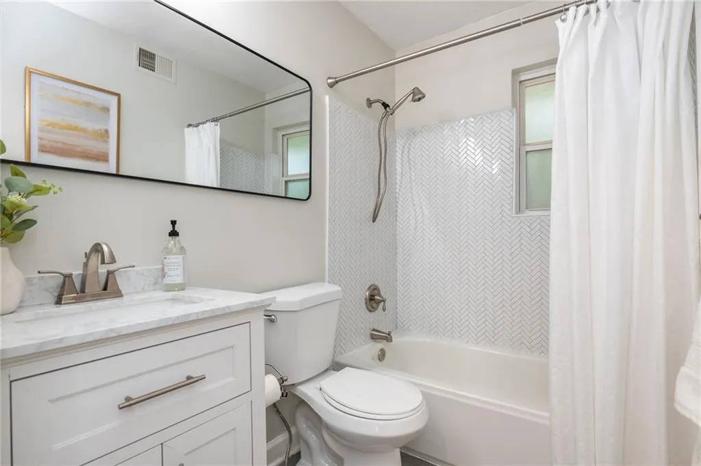6940 Roswell Road Unit B4, Atlanta, Georgia 30328, 2 Bedrooms Bedrooms, ,1 BathroomBathrooms,Residential,For Sale,6940 Roswell Road Unit B4,7643255