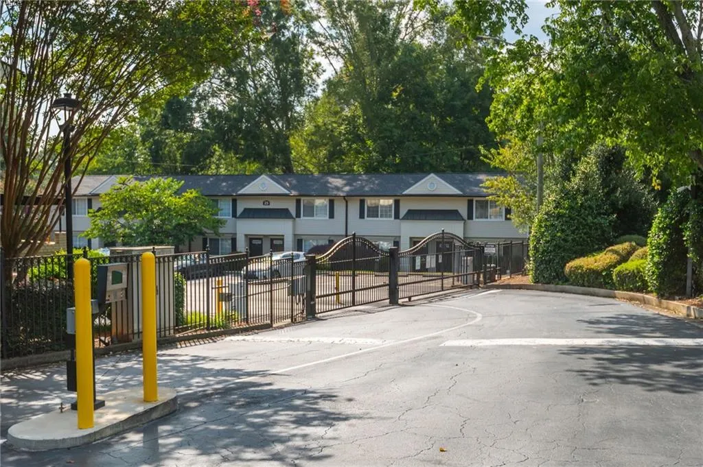 6940 Roswell Road Unit B4, Atlanta, Georgia 30328, 2 Bedrooms Bedrooms, ,1 BathroomBathrooms,Residential,For Sale,6940 Roswell Road Unit B4,7643255