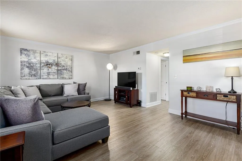 6900 Roswell Road Unit E3, Atlanta, Georgia 30328, 3 Bedrooms Bedrooms, ,2 BathroomsBathrooms,Residential,Sold,6900 Roswell Road Unit E3,6998315