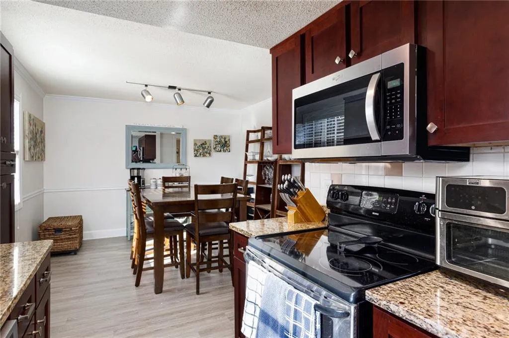 6900 Roswell Road Unit E3, Atlanta, Georgia 30328, 3 Bedrooms Bedrooms, ,2 BathroomsBathrooms,Residential,Sold,6900 Roswell Road Unit E3,6998315