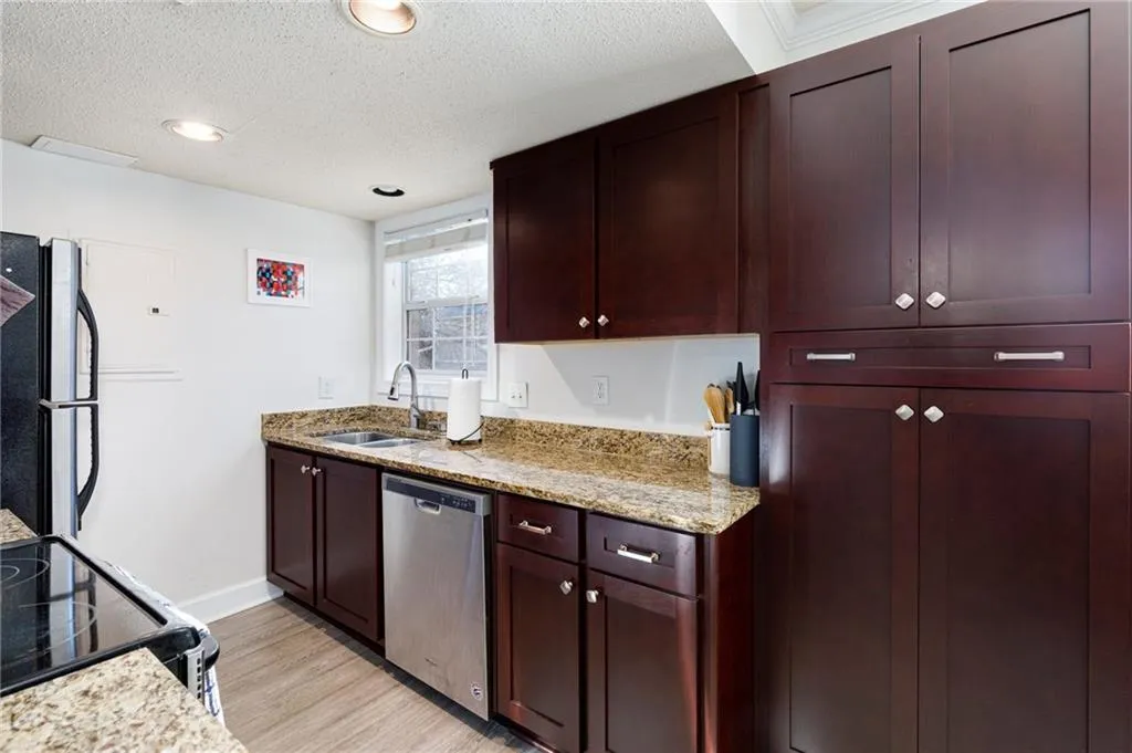 6900 Roswell Road Unit E3, Atlanta, Georgia 30328, 3 Bedrooms Bedrooms, ,2 BathroomsBathrooms,Residential,Sold,6900 Roswell Road Unit E3,6998315