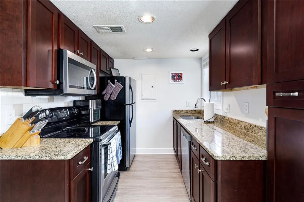 6900 Roswell Road Unit E3, Atlanta, Georgia 30328, 3 Bedrooms Bedrooms, ,2 BathroomsBathrooms,Residential,Sold,6900 Roswell Road Unit E3,6998315
