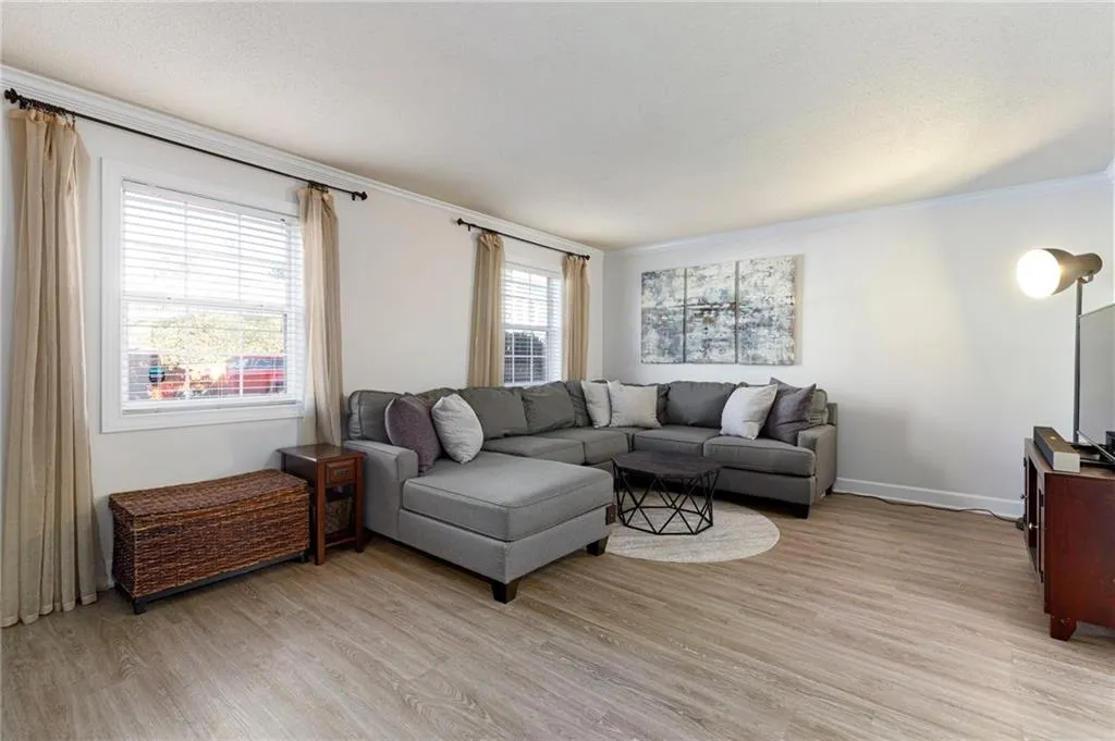 6900 Roswell Road Unit E3, Atlanta, Georgia 30328, 3 Bedrooms Bedrooms, ,2 BathroomsBathrooms,Residential,Sold,6900 Roswell Road Unit E3,6998315