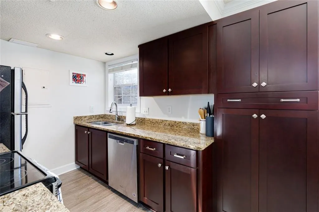 6900 Roswell Road Unit E3, Atlanta, Georgia 30328, 3 Bedrooms Bedrooms, ,2 BathroomsBathrooms,Residential,Sold,6900 Roswell Road Unit E3,6998315