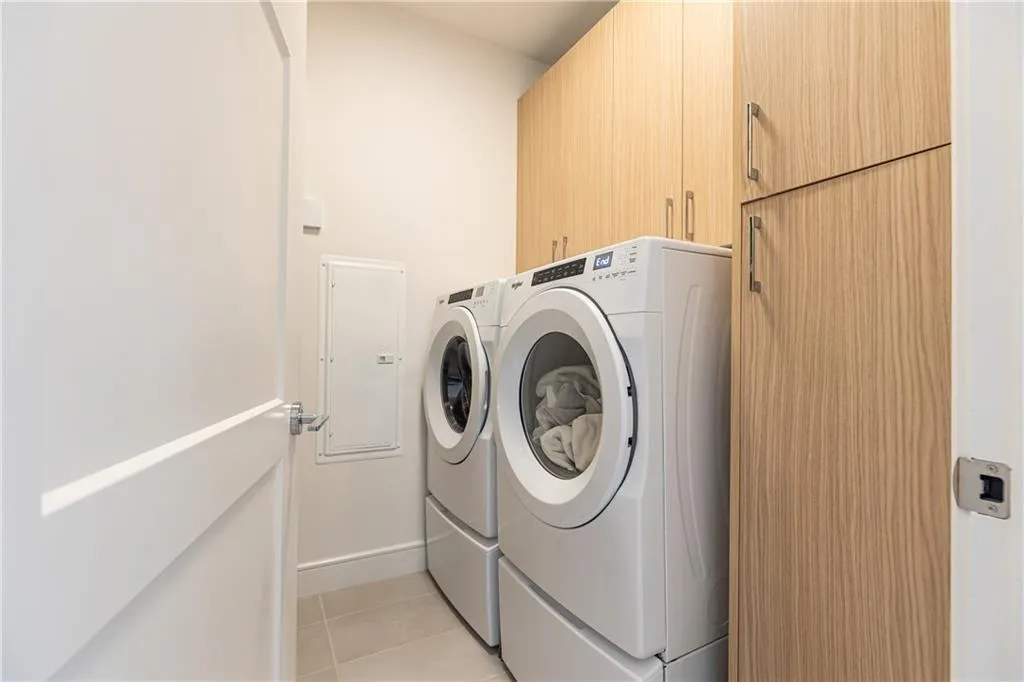 2425 Peachtree Road Ne Unit 404, Atlanta, Georgia 30305, 2 Bedrooms Bedrooms, ,3 BathroomsBathrooms,Residential,For Sale,2425 Peachtree Road Ne Unit 404,7632036
