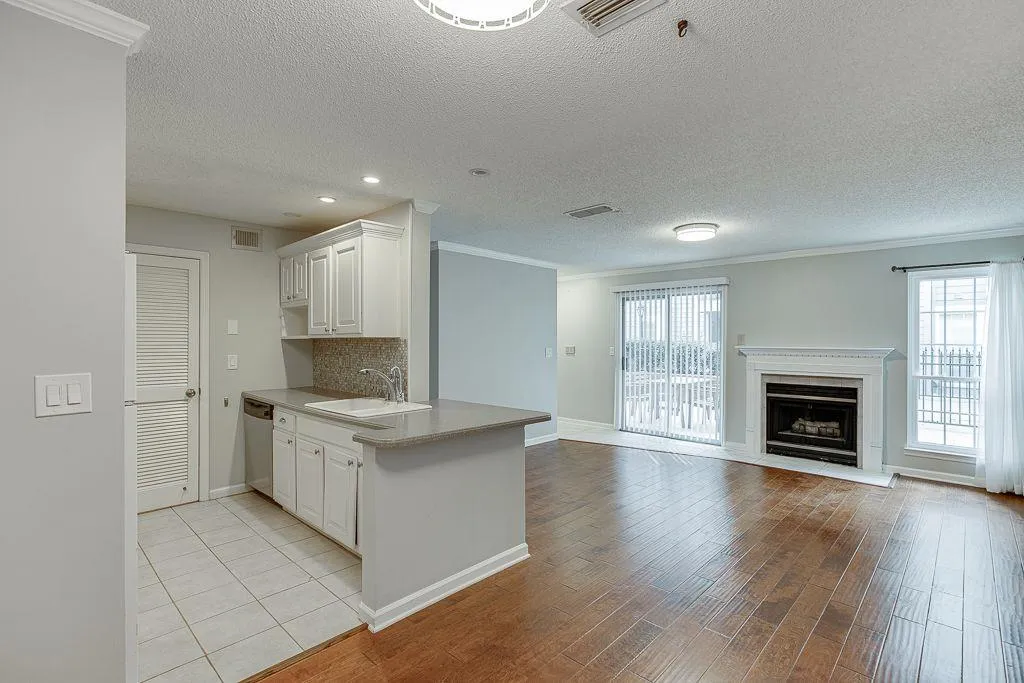 313 Granville Court Ne, Sandy Springs, Georgia 30328, 2 Bedrooms Bedrooms, ,2 BathroomsBathrooms,Residential,Sold,313 Granville Court Ne,6968725