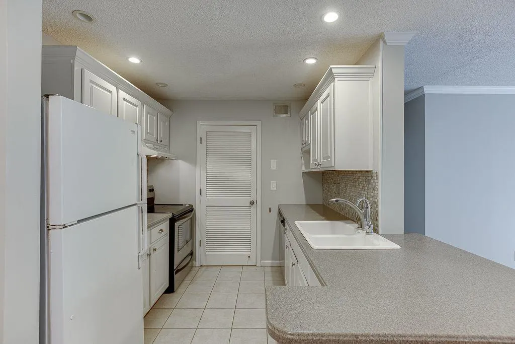 313 Granville Court Ne, Sandy Springs, Georgia 30328, 2 Bedrooms Bedrooms, ,2 BathroomsBathrooms,Residential,Sold,313 Granville Court Ne,6968725