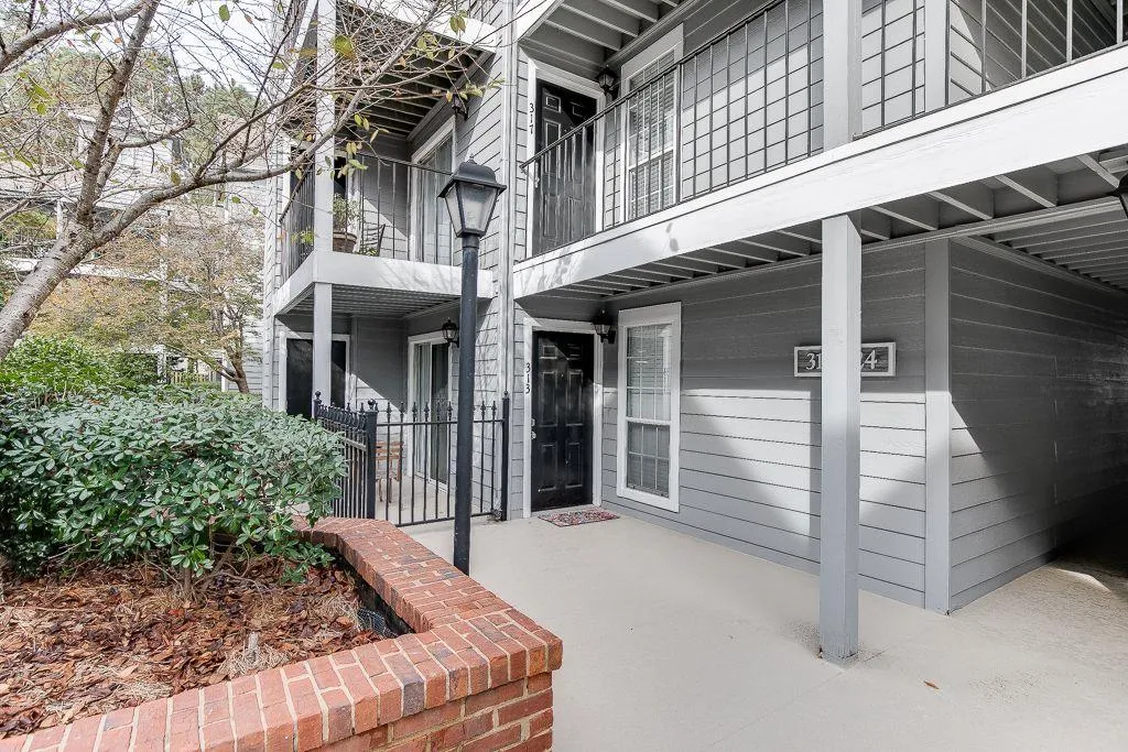 313 Granville Court Ne, Sandy Springs, Georgia 30328, 2 Bedrooms Bedrooms, ,2 BathroomsBathrooms,Residential,Sold,313 Granville Court Ne,6968725