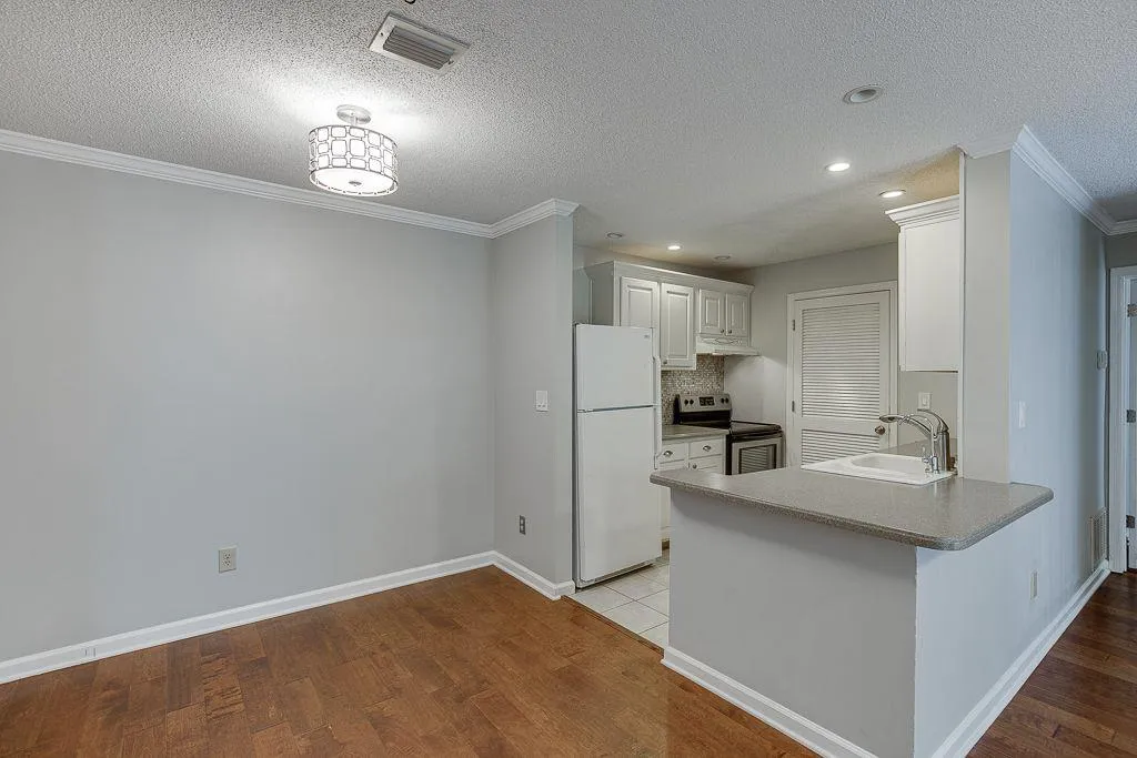 313 Granville Court Ne, Sandy Springs, Georgia 30328, 2 Bedrooms Bedrooms, ,2 BathroomsBathrooms,Residential,Sold,313 Granville Court Ne,6968725