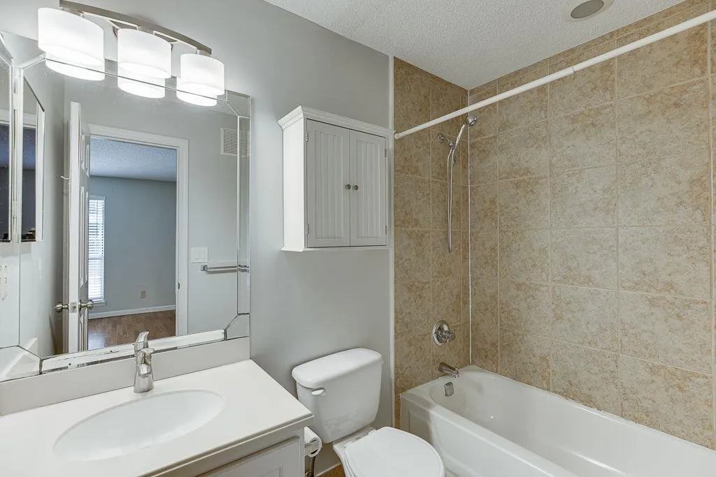 313 Granville Court Ne, Sandy Springs, Georgia 30328, 2 Bedrooms Bedrooms, ,2 BathroomsBathrooms,Residential,Sold,313 Granville Court Ne,6968725