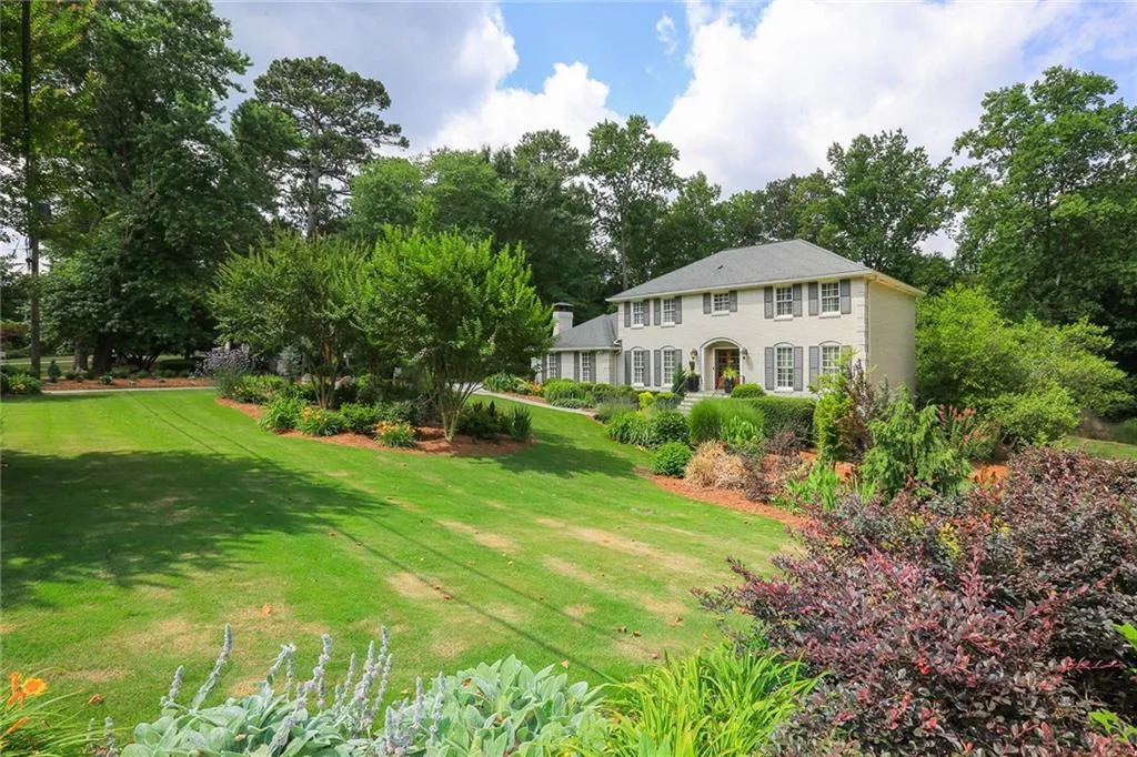 6170 Heards Creek Drive, Sandy Springs, Georgia 30328, 5 Bedrooms Bedrooms, ,4 BathroomsBathrooms,Residential,Sold,6170 Heards Creek Drive,6571068