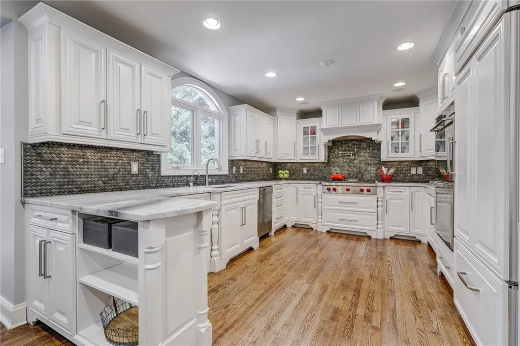 6170 Heards Creek Drive, Sandy Springs, Georgia 30328, 5 Bedrooms Bedrooms, ,4 BathroomsBathrooms,Residential,Sold,6170 Heards Creek Drive,6571068