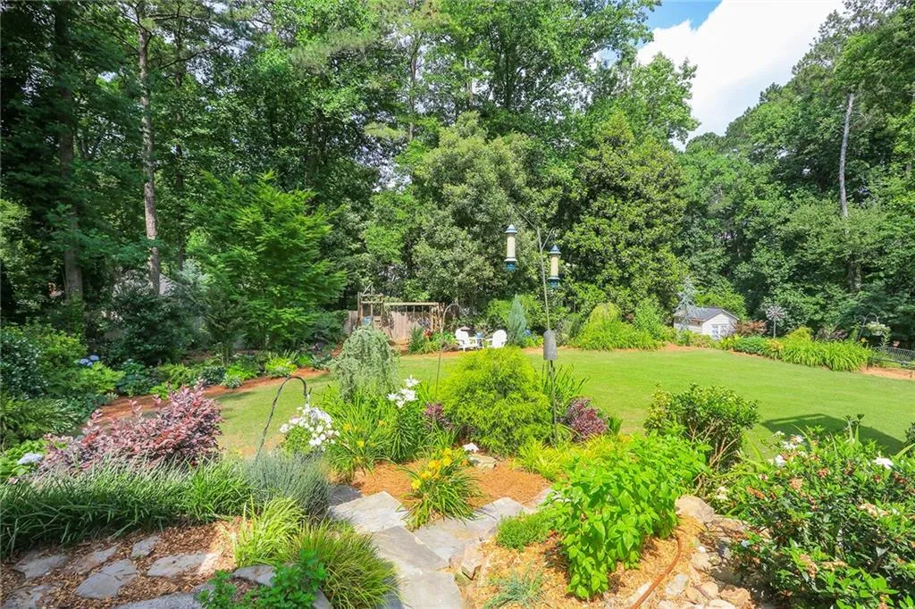 6170 Heards Creek Drive, Sandy Springs, Georgia 30328, 5 Bedrooms Bedrooms, ,4 BathroomsBathrooms,Residential,Sold,6170 Heards Creek Drive,6571068