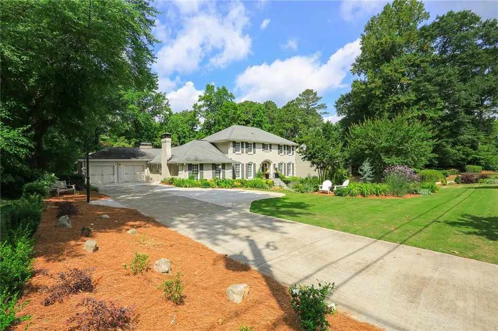 6170 Heards Creek Drive, Sandy Springs, Georgia 30328, 5 Bedrooms Bedrooms, ,4 BathroomsBathrooms,Residential,Sold,6170 Heards Creek Drive,6571068