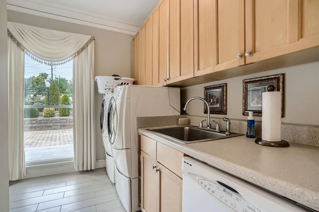 5995 Riverside Drive, Sandy Springs, Georgia 30328, 7 Bedrooms Bedrooms, ,5 BathroomsBathrooms,Residential,Sold,5995 Riverside Drive,7018579