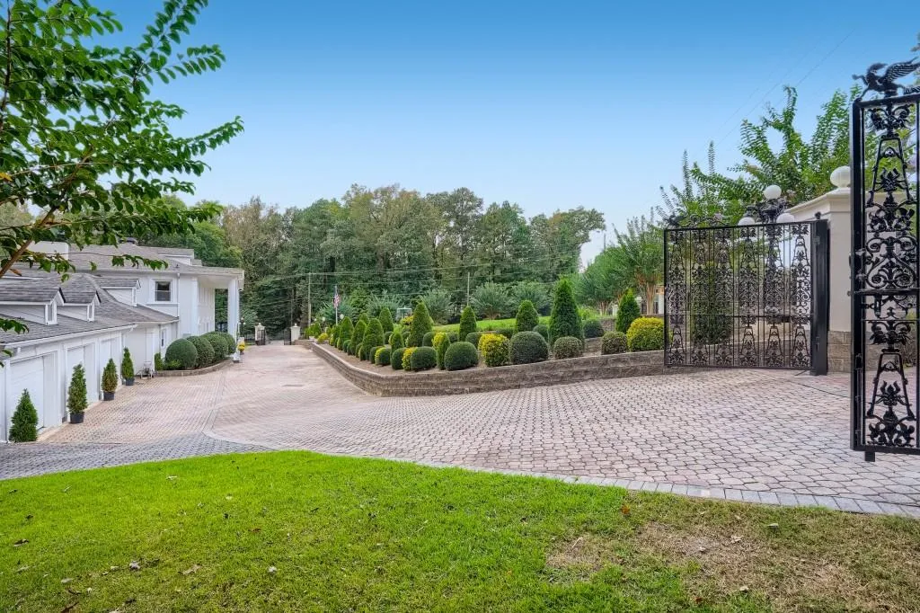 5995 Riverside Drive, Sandy Springs, Georgia 30328, 7 Bedrooms Bedrooms, ,5 BathroomsBathrooms,Residential,Sold,5995 Riverside Drive,7018579