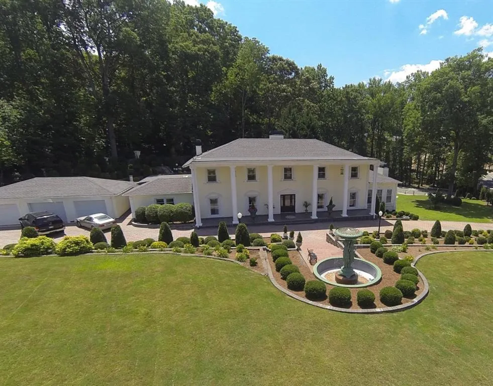 5995 Riverside Drive, Sandy Springs, Georgia 30328, 7 Bedrooms Bedrooms, ,5 BathroomsBathrooms,Residential,Sold,5995 Riverside Drive,7018579