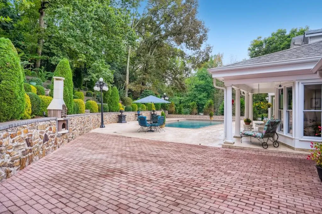 5995 Riverside Drive, Sandy Springs, Georgia 30328, 7 Bedrooms Bedrooms, ,5 BathroomsBathrooms,Residential,Sold,5995 Riverside Drive,7018579