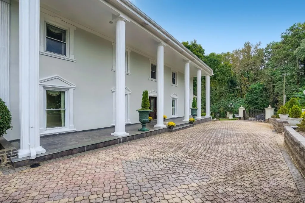 5995 Riverside Drive, Sandy Springs, Georgia 30328, 7 Bedrooms Bedrooms, ,5 BathroomsBathrooms,Residential,Sold,5995 Riverside Drive,7018579