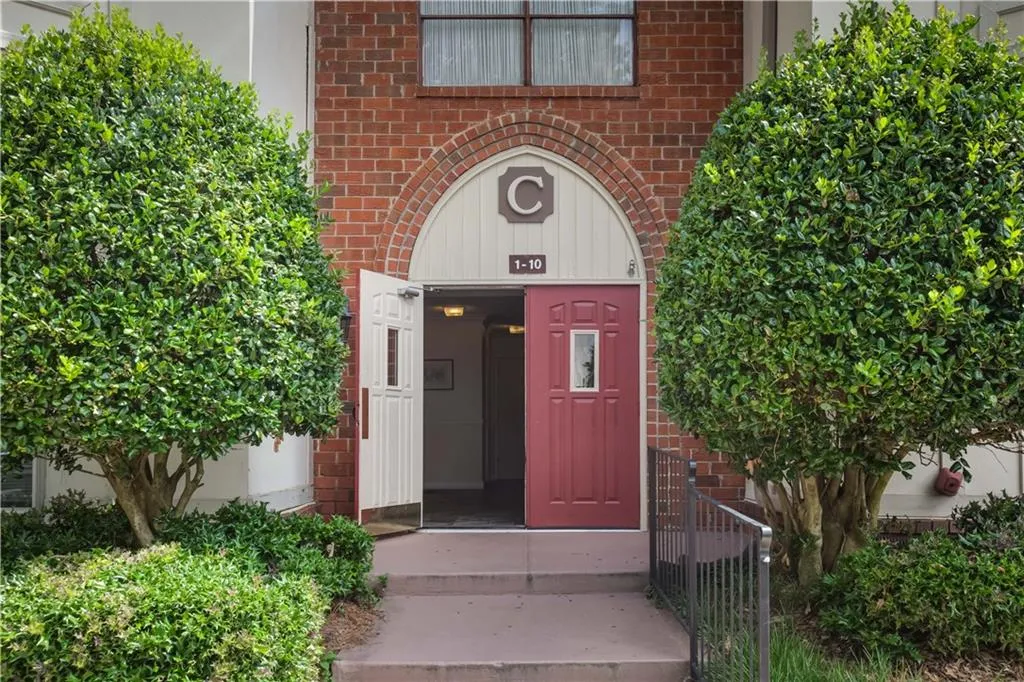 6851 Roswell Road Ne Unit C-3, Sandy Springs, Georgia 30328, 3 Bedrooms Bedrooms, ,2 BathroomsBathrooms,Residential,Sold,6851 Roswell Road Ne Unit C-3,5867019