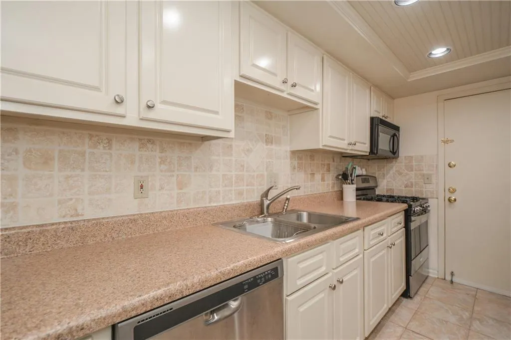 6851 Roswell Road Unit F20, Sandy Springs, Georgia 30328, 3 Bedrooms Bedrooms, ,2 BathroomsBathrooms,Residential,Sold,6851 Roswell Road Unit F20,6653635