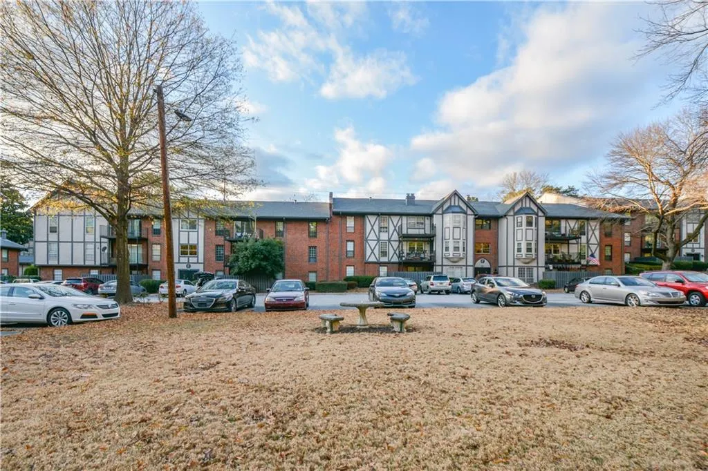 6851 Roswell Road Unit F20, Sandy Springs, Georgia 30328, 3 Bedrooms Bedrooms, ,2 BathroomsBathrooms,Residential,Sold,6851 Roswell Road Unit F20,6653635